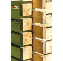 Detailansicht einer Holzkonstruktion mit präzise verbundenen Holzbalken