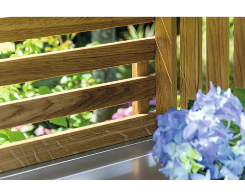 Detailansicht eines Holz Sichtschutzzauns im Garten