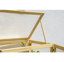 Detailansicht eines Frühbeets mit geöffnetem Holzrahmen und transparenten Wänden zur Anzucht von Pflanzen.