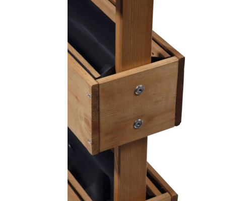Detailaufnahme eines Holz-Pflanzregals mit schwarzen Pflanzbehältern