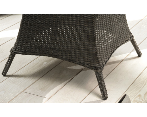 Detailansicht eines Rattan Gartenstuhls mit geflochtenem Design