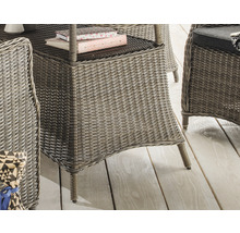 Nahaufnahme eines Beistelltisches aus Rattan