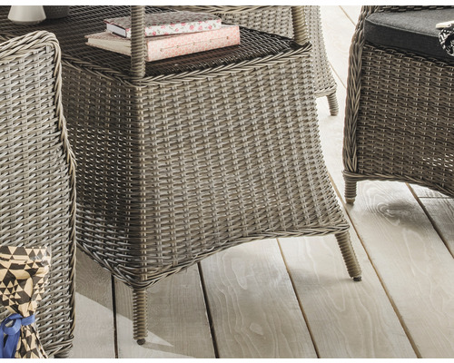 Nahaufnahme eines Beistelltisches aus Rattan