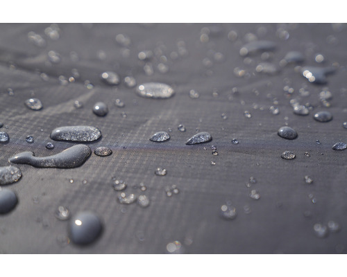 Nahaufnahme von Wassertropfen auf wasserabweisendem Stoff.
