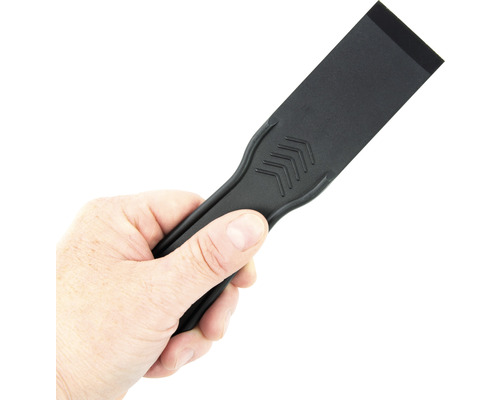 Hand hält Kunststoffspachtel