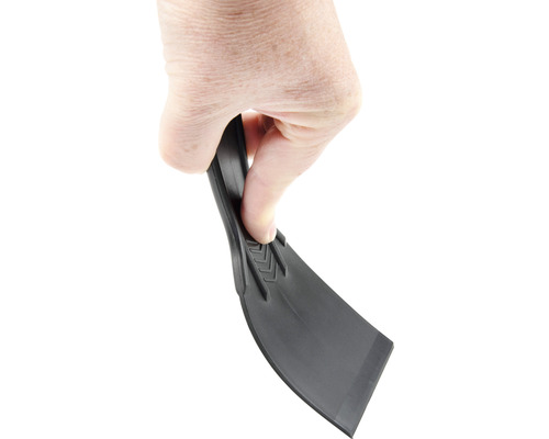 Hand hält einen schwarzen Kunststoffschaber