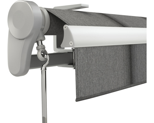 Detailansicht einer Gelenkarmmarkise mit grauem Stoff
