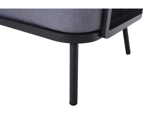 Detailansicht eines Lounge Möbelstücks mit Polster und Beinen