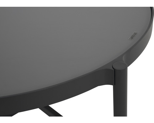 Detailansicht eines runden Gartentisches mit Glasplatte