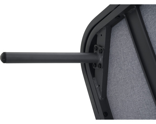 Detailansicht eines Stuhlbeins mit Fuß