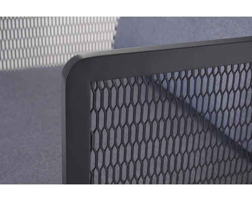 Detailansicht eines Metallmöbels mit Rautenmuster