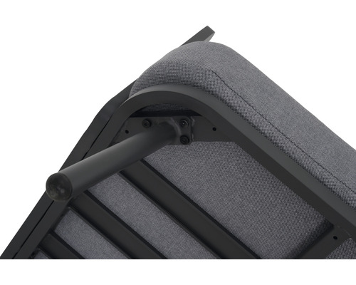 Detailansicht eines Gartenmöbels mit Gestell und Polster