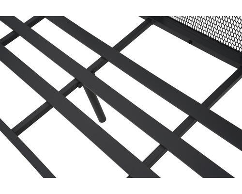 Detailansicht eines schwarzen Metallbettgestells mit Lattenrost