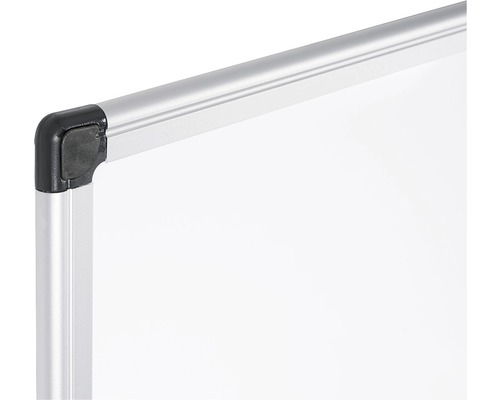 Detailansicht einer Whiteboard-Ecke mit Aluminiumrahmen und Kunststoffecke