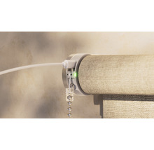 Detailansicht eines Rollos mit Zugschnur und Ladekabel