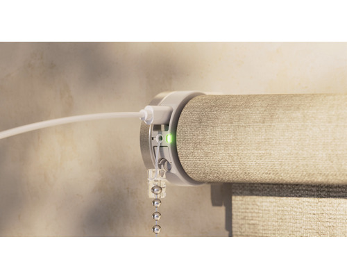 Detailansicht eines Rollos mit Zugschnur und Ladekabel