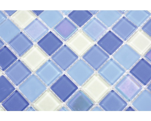 Mosaikfliesen aus Glas in quadratischer Form.