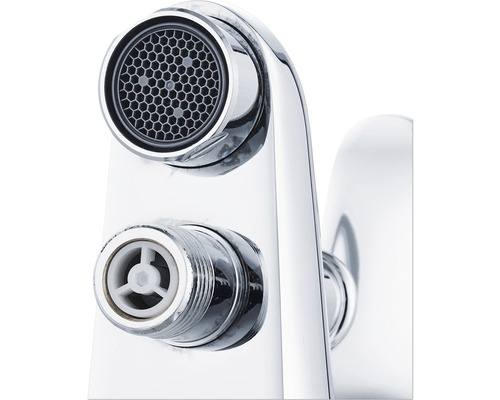 Detailaufnahme eines Wasserhahns mit Belüfter und Dichtung