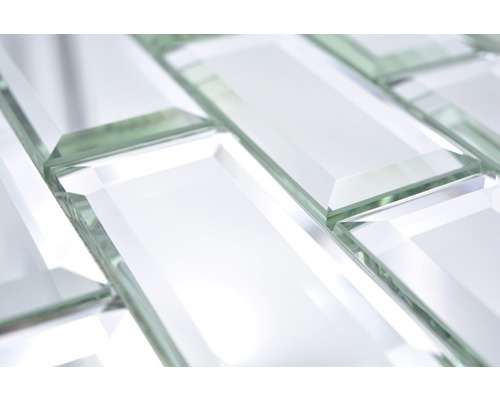 Nahaufnahme von rechteckigen Glasmosaikfliesen