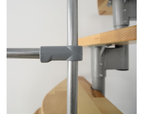 Detailaufnahme einer Wendeltreppe mit Holzstufen und einem grauen Geländerpfosten