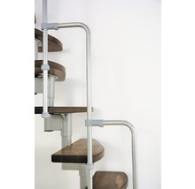 Wendeltreppe mit Holzstufen und Metallgeländer