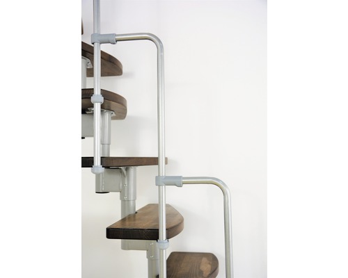 Wendeltreppe mit Holzstufen und Metallgeländer