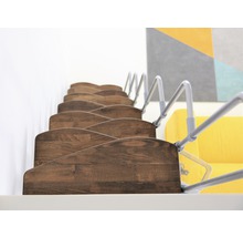 Holztreppe mit Geländer aus Metall