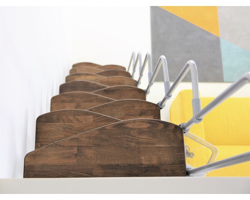 Holztreppe mit Geländer aus Metall