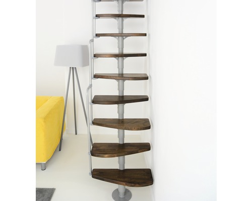 Raumspartreppe mit Holzstufen und Metallgeländer