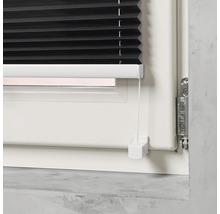 Detailaufnahme eines schwarzen Faltstores am Fenster