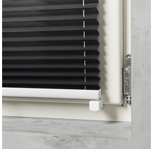 Nahaufnahme einer schwarzen Plisseejalousie am Fenster