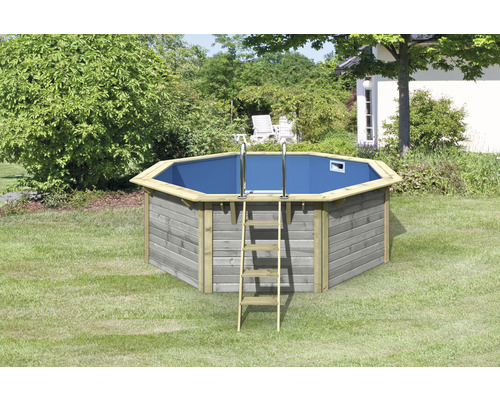 Achteckiger Holzpool mit Leiter im Garten