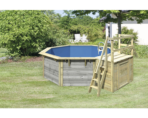 Holzpool mit Leiter und Aufbewahrungsbox im Garten