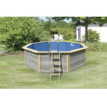 Achteckiger Swimmingpool aus Holz mit Leiter im Garten