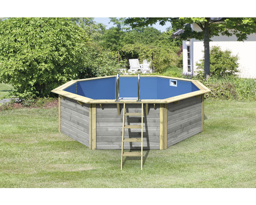 Achteckiger Swimmingpool aus Holz mit Leiter im Garten