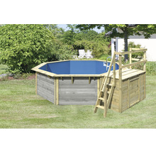 Achteckiger Holzpool mit Leiter im Garten.