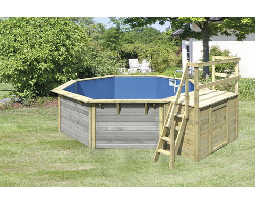 Achteckiger Holzpool mit Leiter im Garten.