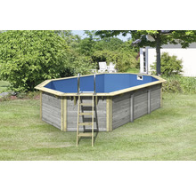 Achteckiger Holzpool mit Leiter im Garten