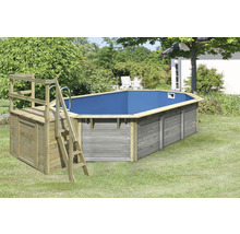 Aufgestellter Pool aus Holz mit Leiter und Plattform im Garten