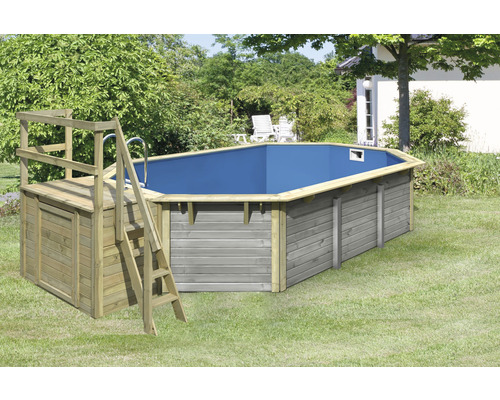 Aufgestellter Pool aus Holz mit Leiter und Plattform im Garten