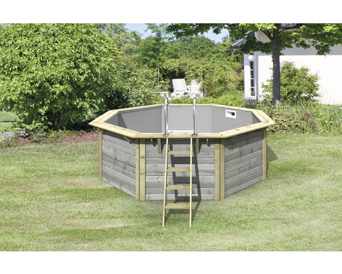 Achteckiger Holzpool mit Leiter im Garten