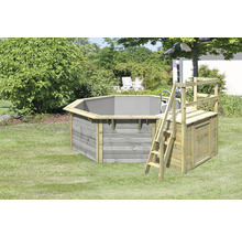 Achteckiger Holzpool mit Leiter und Aufbewahrungsbox im Garten.