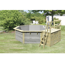Achteckiger Swimmingpool aus Holz mit Leiter im Garten.