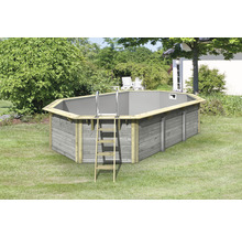 Aufstellpool aus Holz mit Leiter im Garten