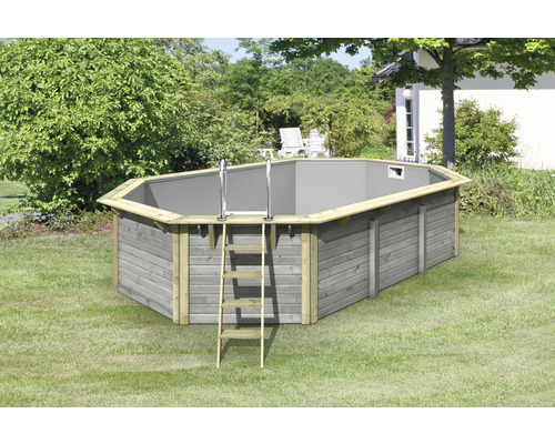 Aufstellpool aus Holz mit Leiter im Garten