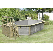 Aufstellpool aus Holz mit Leiter und Plattform im Garten.