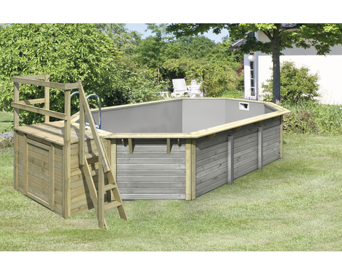 Aufstellpool aus Holz mit Leiter und Plattform im Garten.
