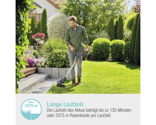 Mann schneidet Rasenkanten mit einem Akku-Rasentrimmer in einem Garten.