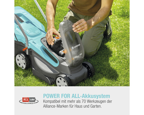 Mann setzt Akku in Gardena Akku-Rasenmäher ein