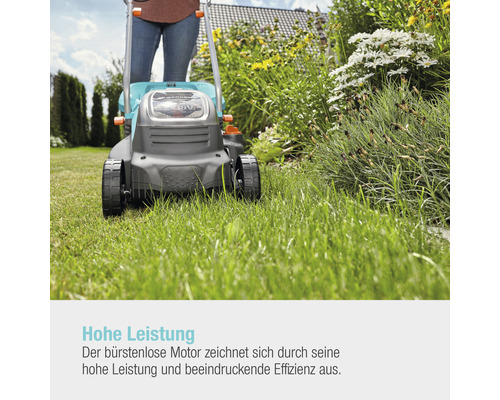 Gartenszene mit Rasenmäher im Einsatz